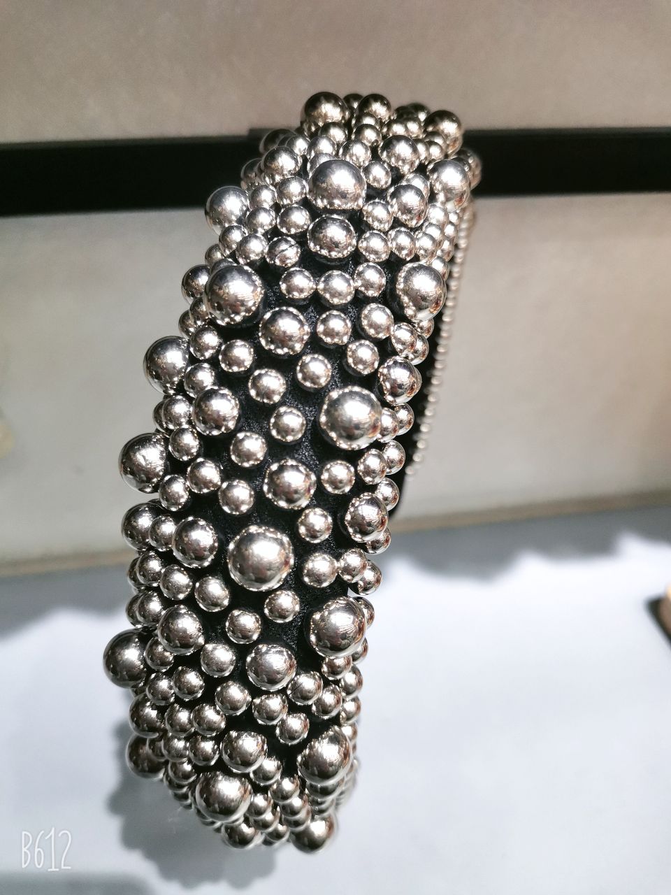 The handcrafted beaded headband in the style of a socialite is sweet and cute. The wide-brimmed thickened headband is a trendy hair accessory detail image 6