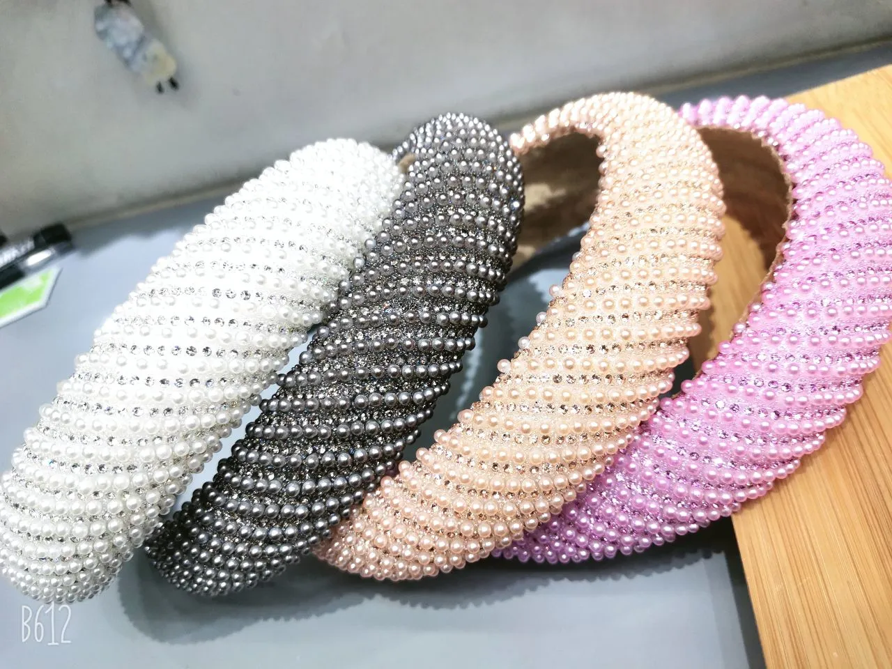 The simple and fashionable design of the full-diamond pearl hair band is a trendy and individualistic headband for girls detail image 6