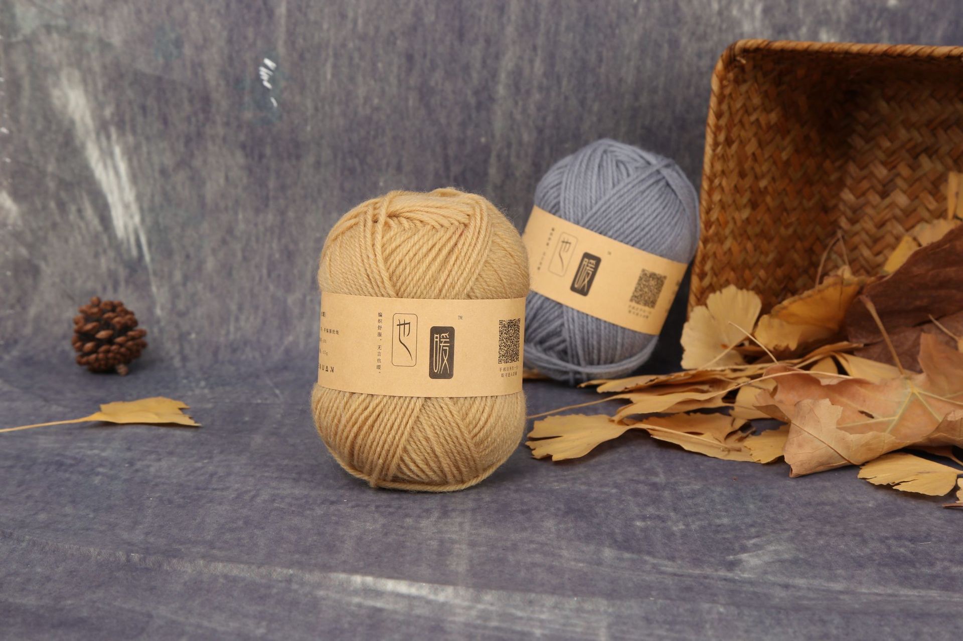 Wholesale acrylic yarn balls, four-strand medium-thick acrylic yarn, diy hand-woven slippers, dolls, crocheting, textile yarn processing details Picture