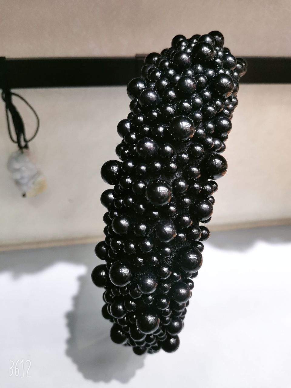 The handcrafted beaded headband in the style of a socialite is sweet and cute. The wide-brimmed thickened headband is a trendy hair accessory Specification image