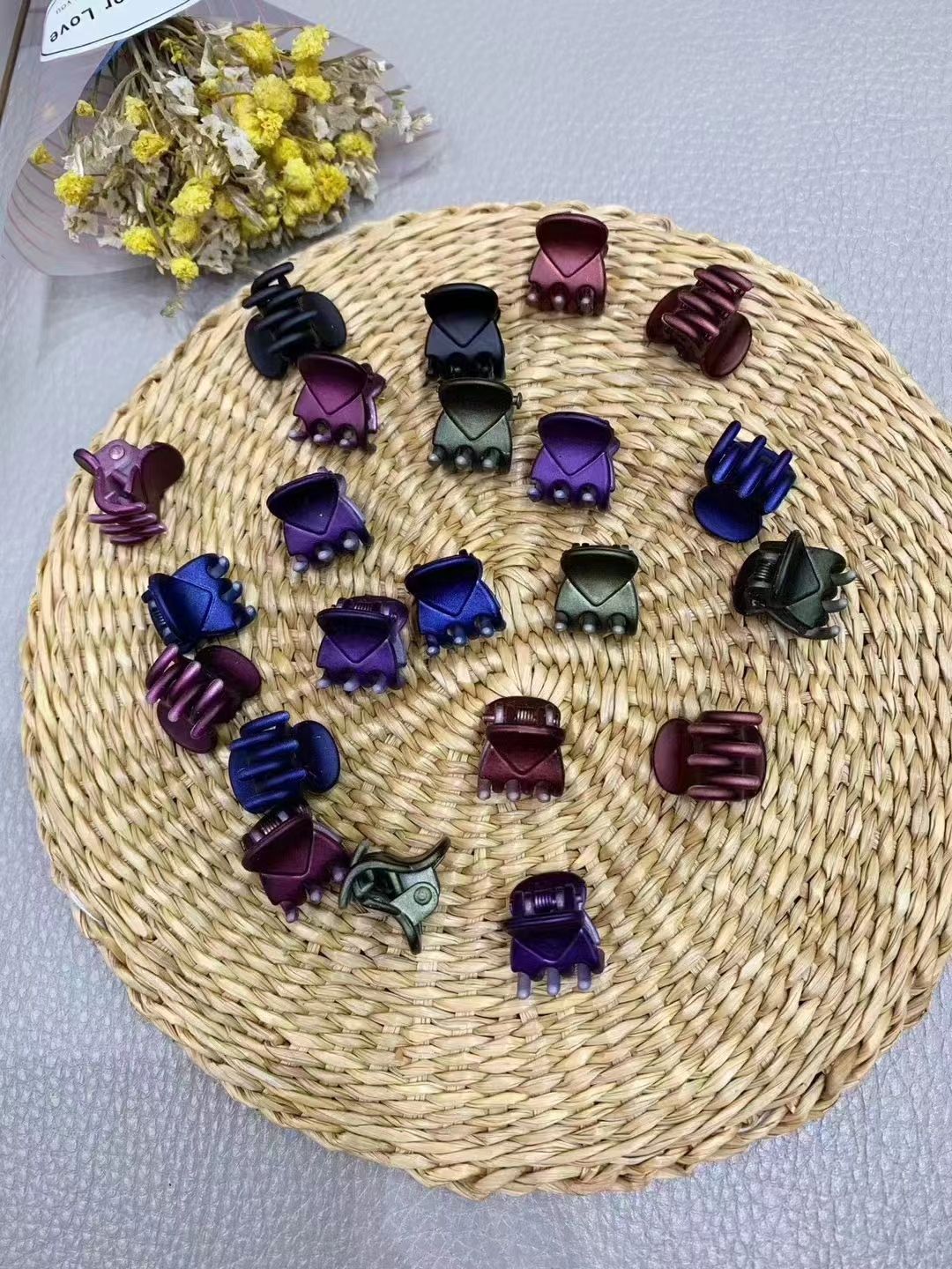 Haishen Accessories, a popular and trendy Korean-style fashion classic, 1-centimeter small claw, heart-shaped little three grab top clip, bangs clip, a best-selling item Application Scenario