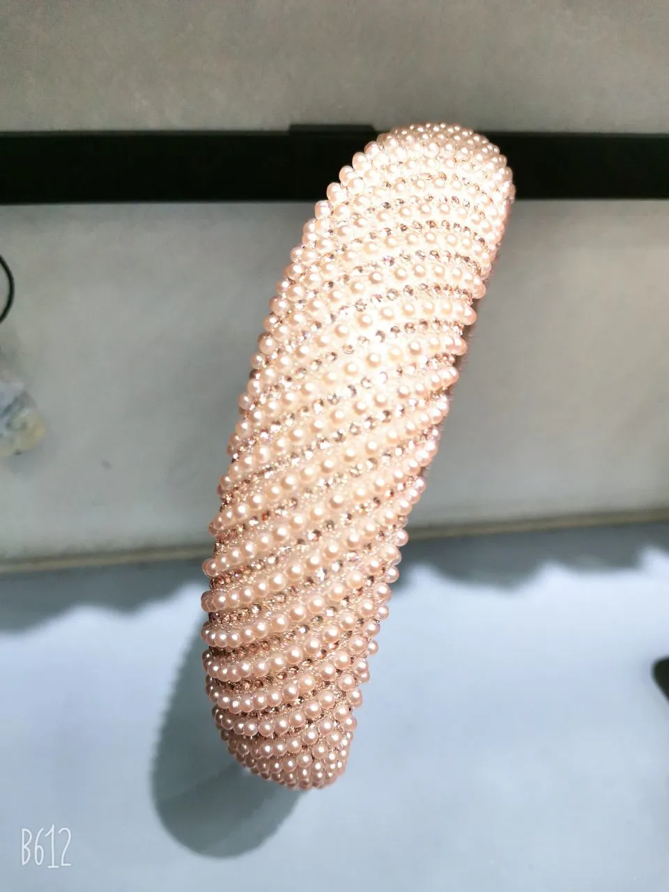 The simple and fashionable design of the full-diamond pearl hair band is a trendy and individualistic headband for girls detail image 3