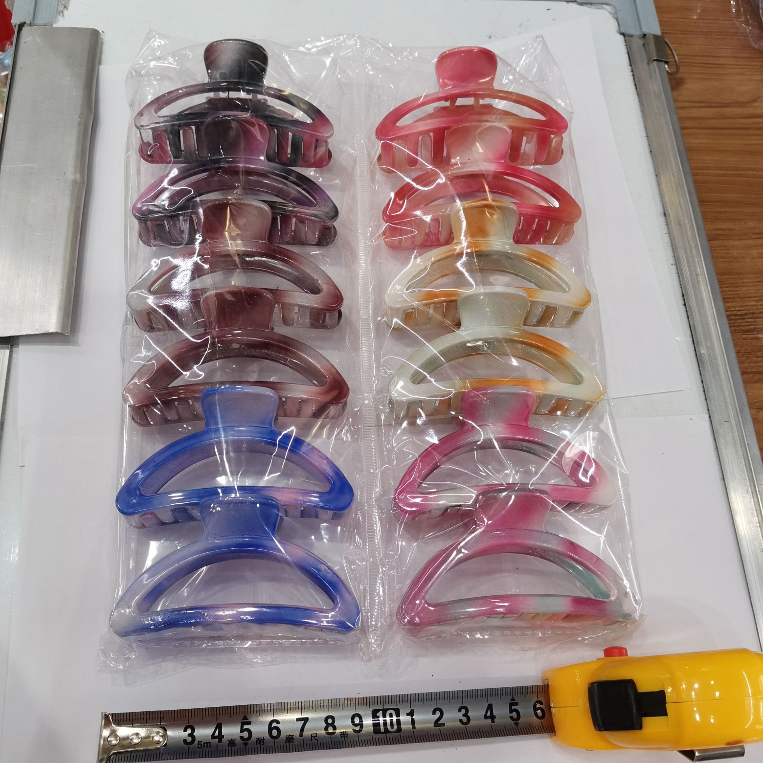 Haishen Accessories, a popular and trendy Korean-style fashion classic, transparent grabber, plastic hair clip, gradient two-color cracked hair clip Application Scenario