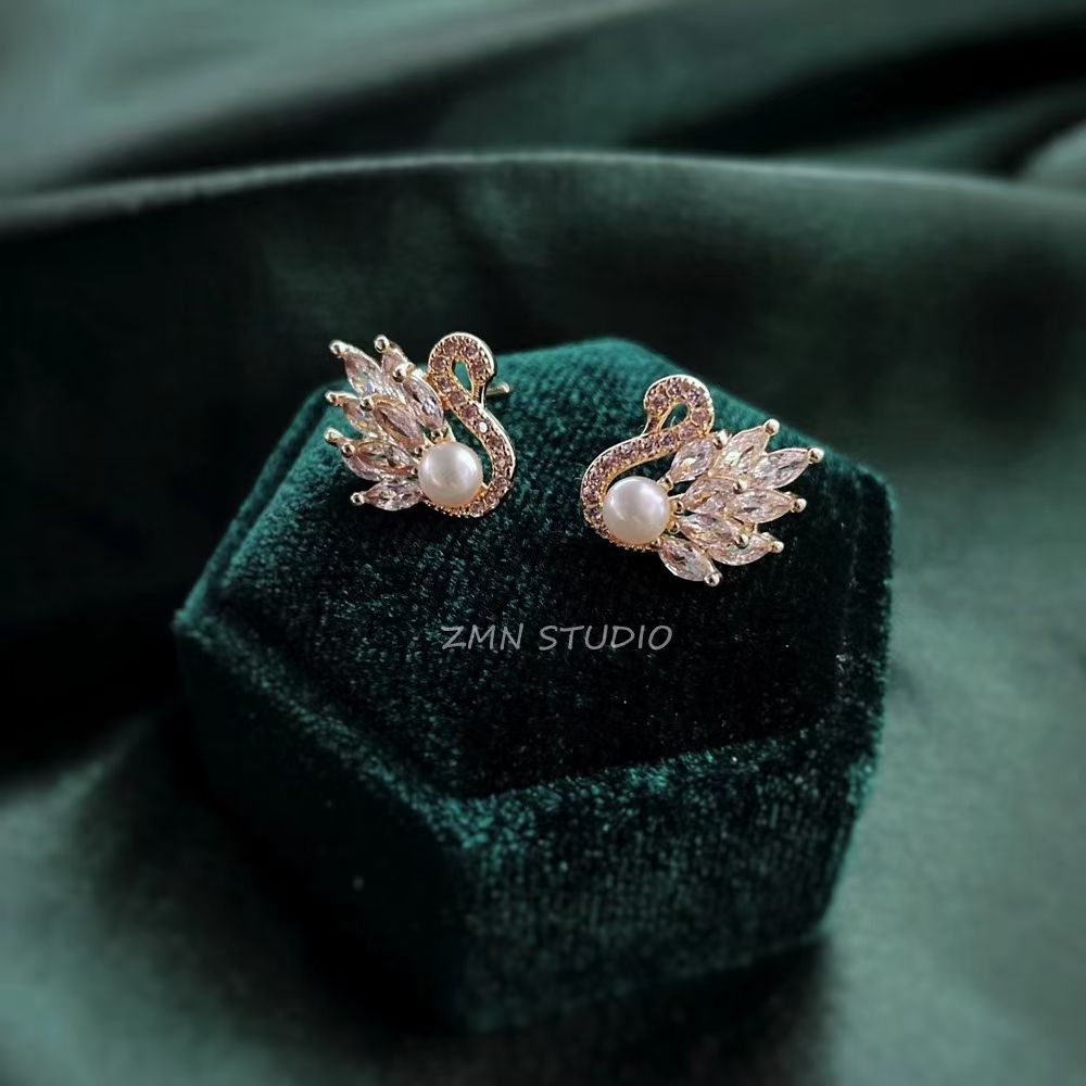 Simple and elegant, exquisitely inlaid with natural freshwater pearls, 14k gold-plated little swan stud earrings, and pure silver needles
