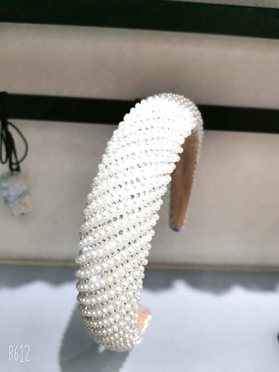 The simple and fashionable design of the full-diamond pearl hair band is a trendy and individualistic headband for girls detail image 5
