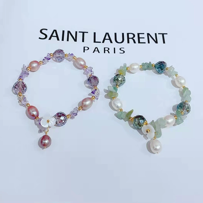 Natural pearls paired with designed crushed stone crystal bracelets are versatile and fashionable. This is a handmade freshwater pearl bracelet for women throughout the four seasons