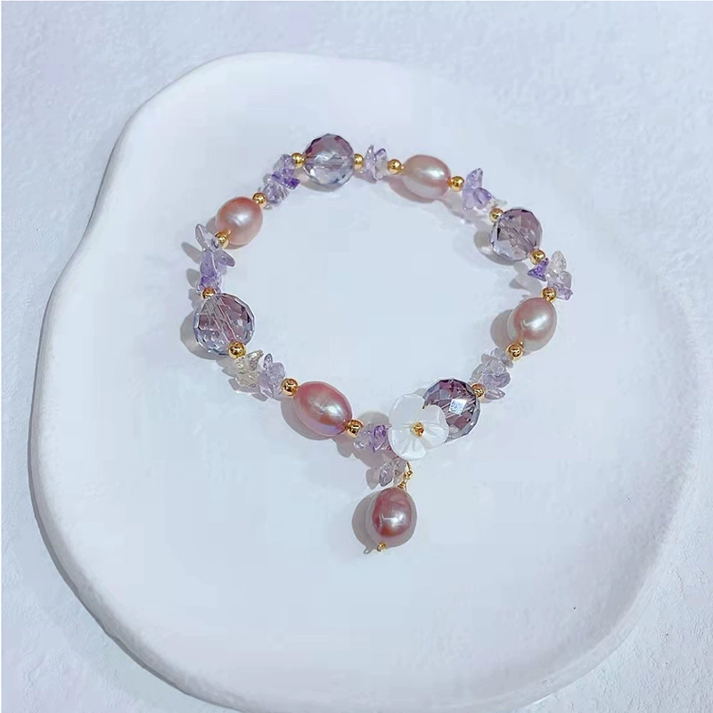 Natural pearls paired with designed crushed stone crystal bracelets are versatile and fashionable. This is a handmade freshwater pearl bracelet for women throughout the four seasons Specification image