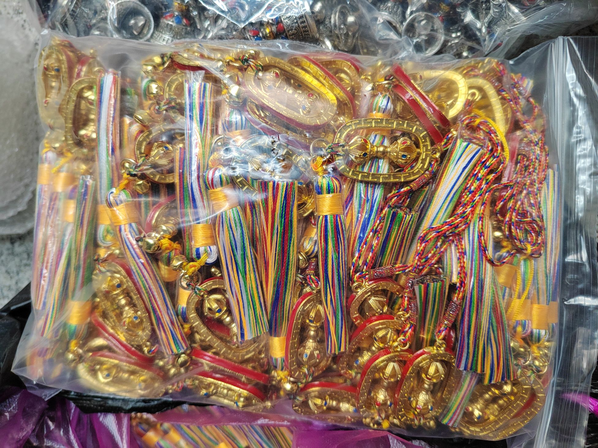 Vajra car pendant, Five-color rope Interior Hanging Ornament, men's and women's bells, Tibetan-style car rearview mirror hanging accessory, Donglaibao 11-1 Shunli Accessories Store Application Scenario