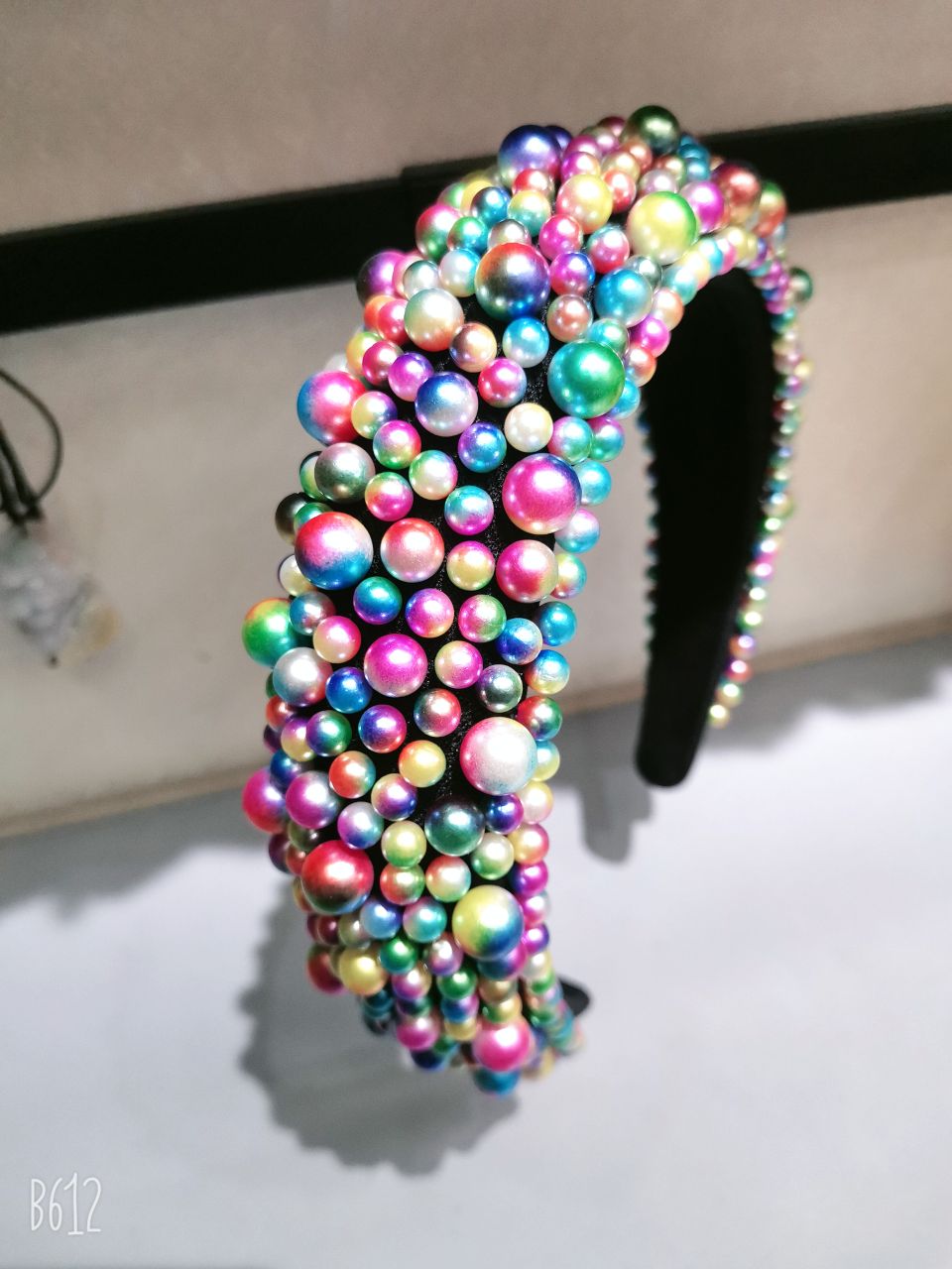 The handcrafted beaded headband in the style of a socialite is sweet and cute. The wide-brimmed thickened headband is a trendy hair accessory Application Scenario