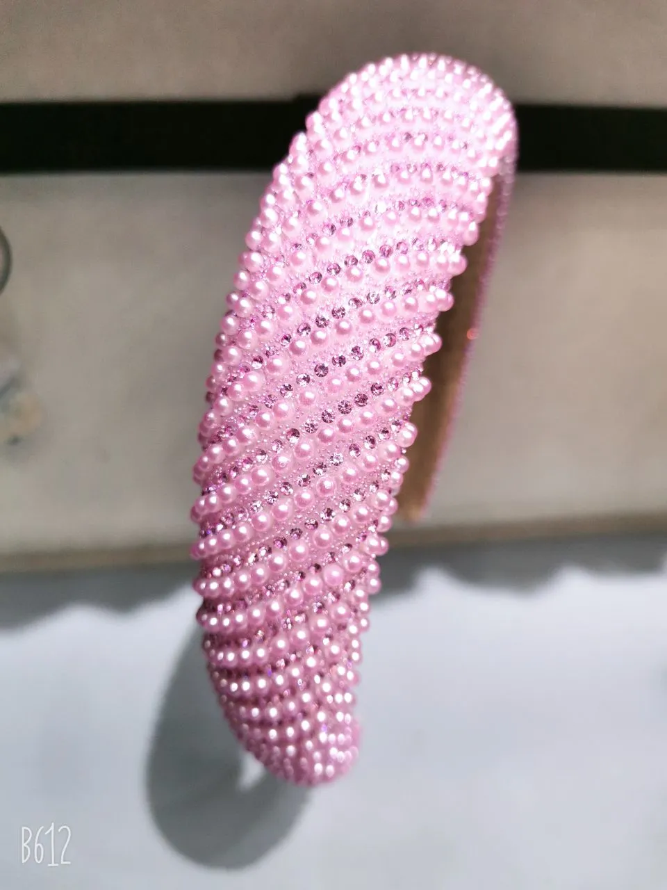 The simple and fashionable design of the full-diamond pearl hair band is a trendy and individualistic headband for girls detail image 2