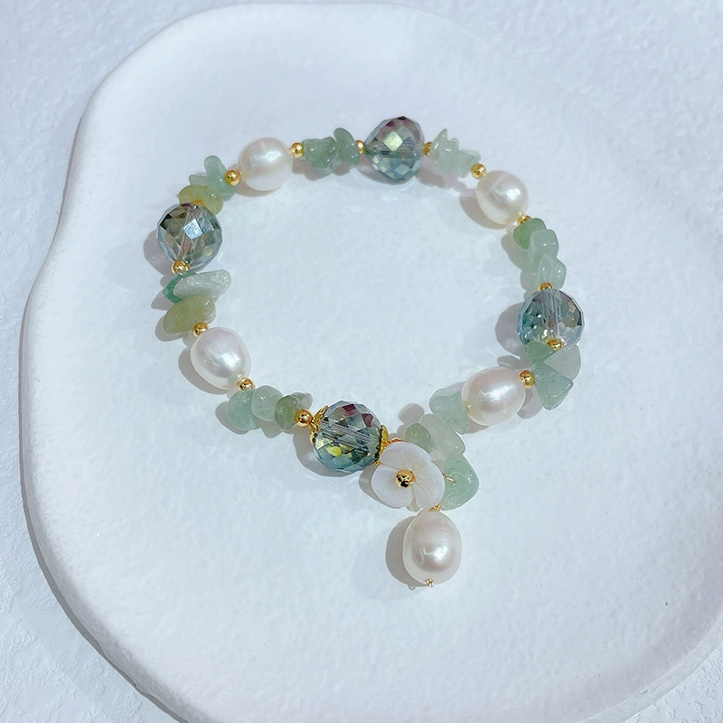 Natural pearls paired with designed crushed stone crystal bracelets are versatile and fashionable. This is a handmade freshwater pearl bracelet for women throughout the four seasons details Picture