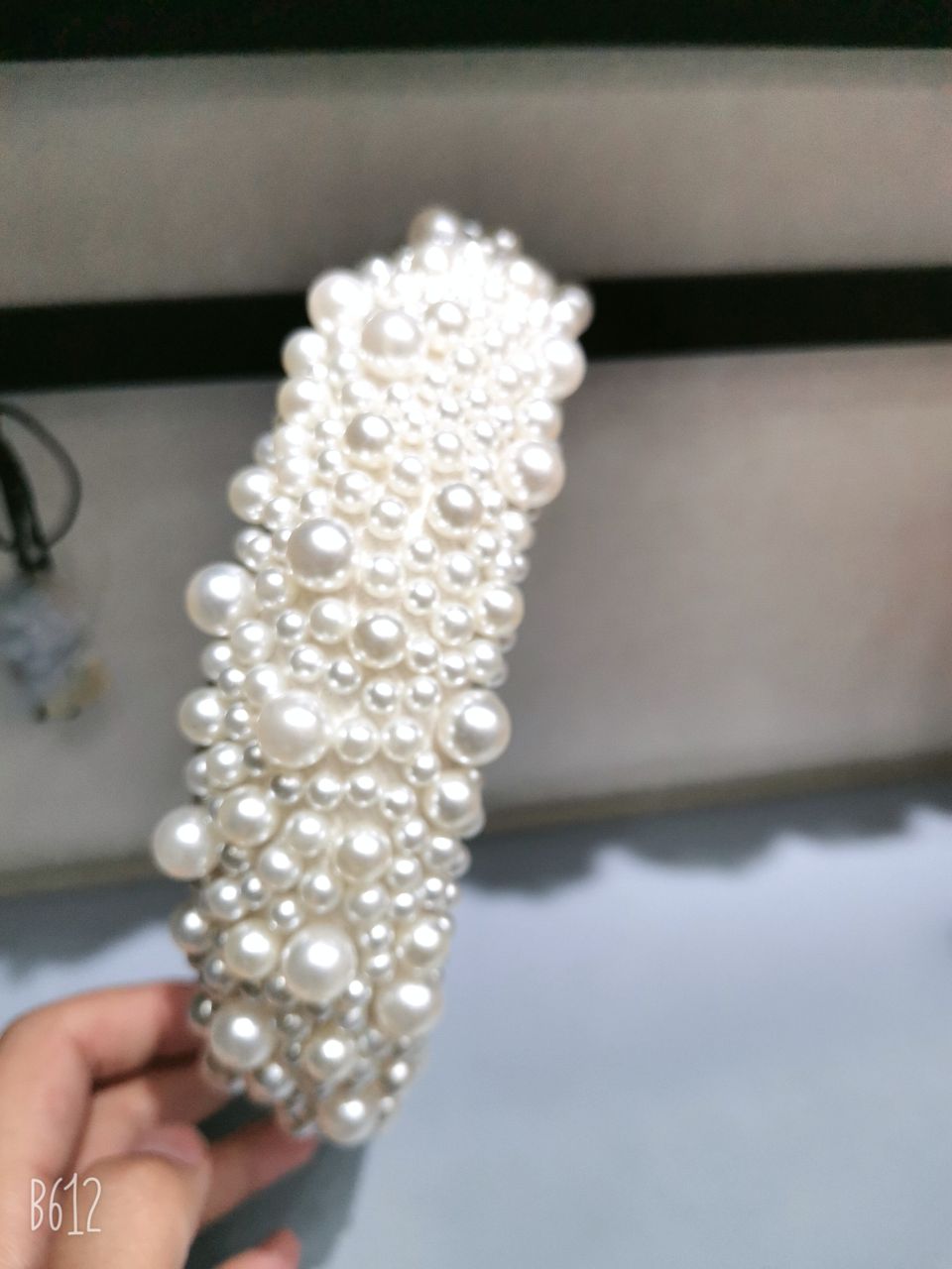 The bride's headband is studded with pearls, the same style as the popular Douyin Internet celebrity, featuring a wide-brimmed, high-top thickened hair band. It is a handcrafted Korean-style hair accessory for women detail image 5