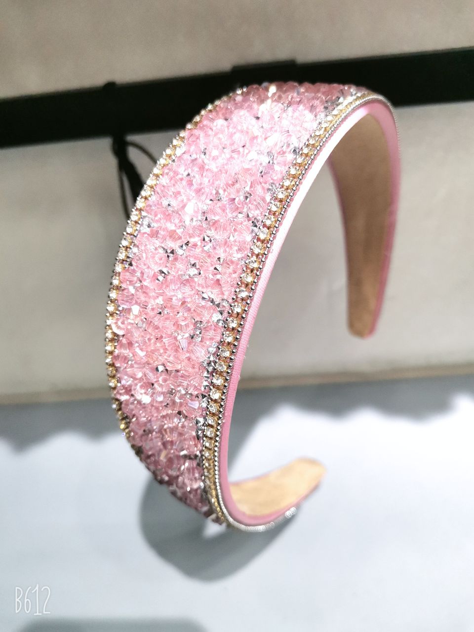 The new wide-brimmed hairband of the female Internet celebrity covers white hair. It exudes a high-end black style with rhinestones and beads, presenting a light luxury and fashionable look Specification image