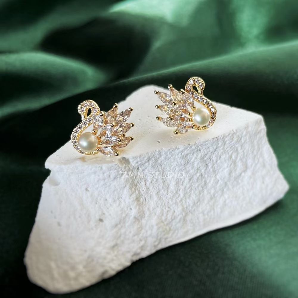Simple and elegant, exquisitely inlaid with natural freshwater pearls, 14k gold-plated little swan stud earrings, and pure silver needles Specification image