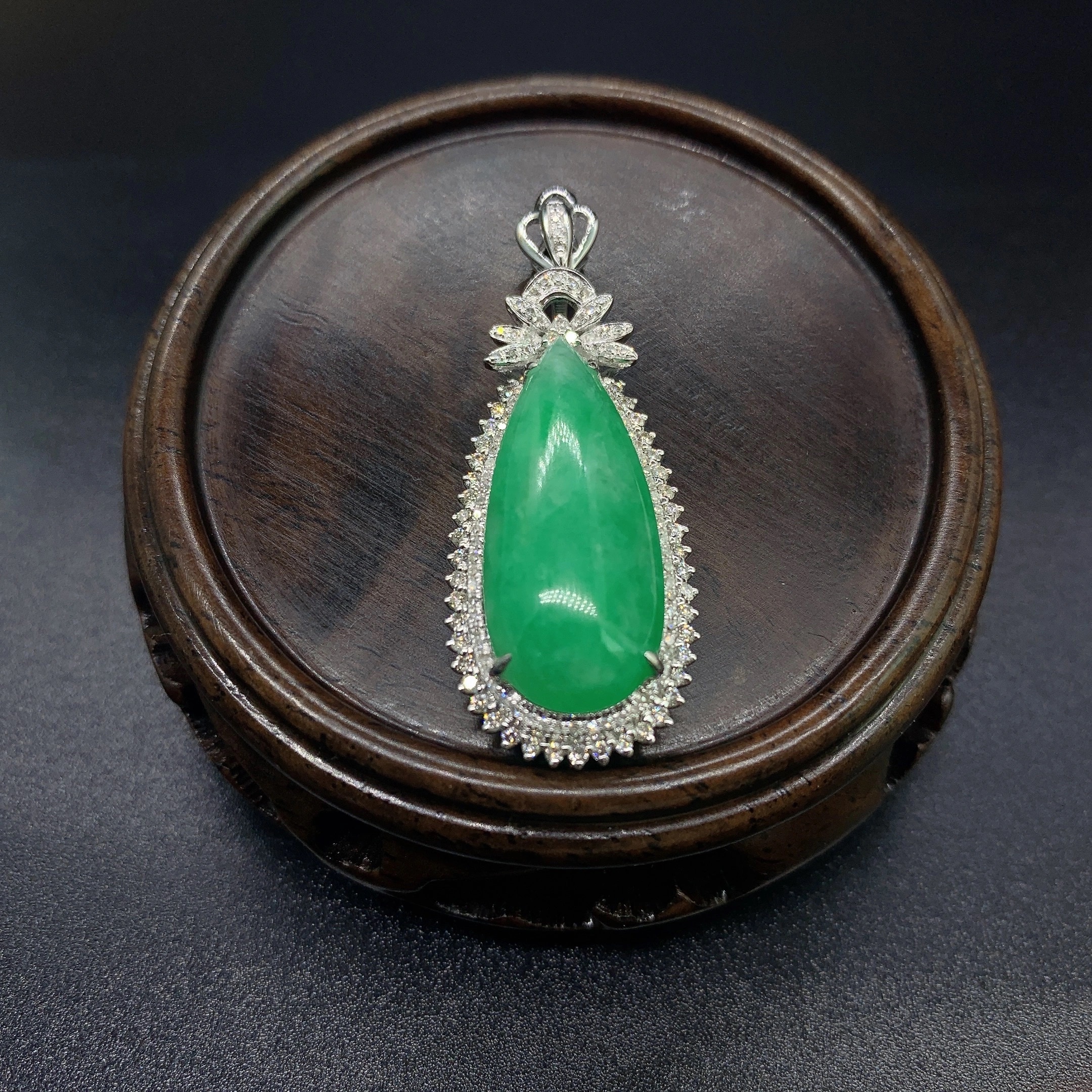 【 Oriental Jade 】 Natural Burmese jadeite, A-grade Yang green water drop, 18k gold inlaid pendant, jadeite necklace Application Scenario