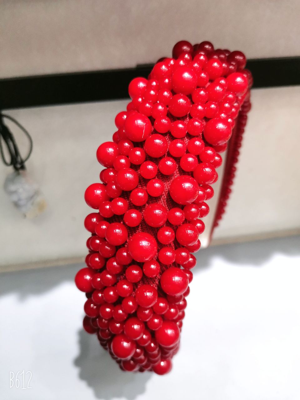 The handcrafted beaded headband in the style of a socialite is sweet and cute. The wide-brimmed thickened headband is a trendy hair accessory Item Picture