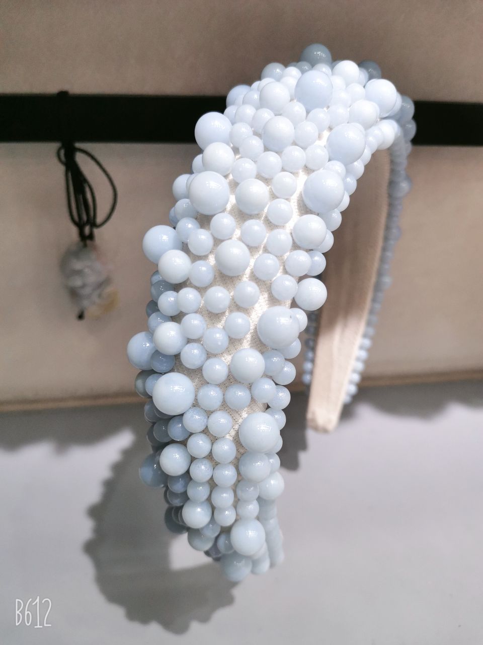 The bride's headband is studded with pearls, the same style as the popular Douyin Internet celebrity, featuring a wide-brimmed, high-top thickened hair band. It is a handcrafted Korean-style hair accessory for women detail image 4