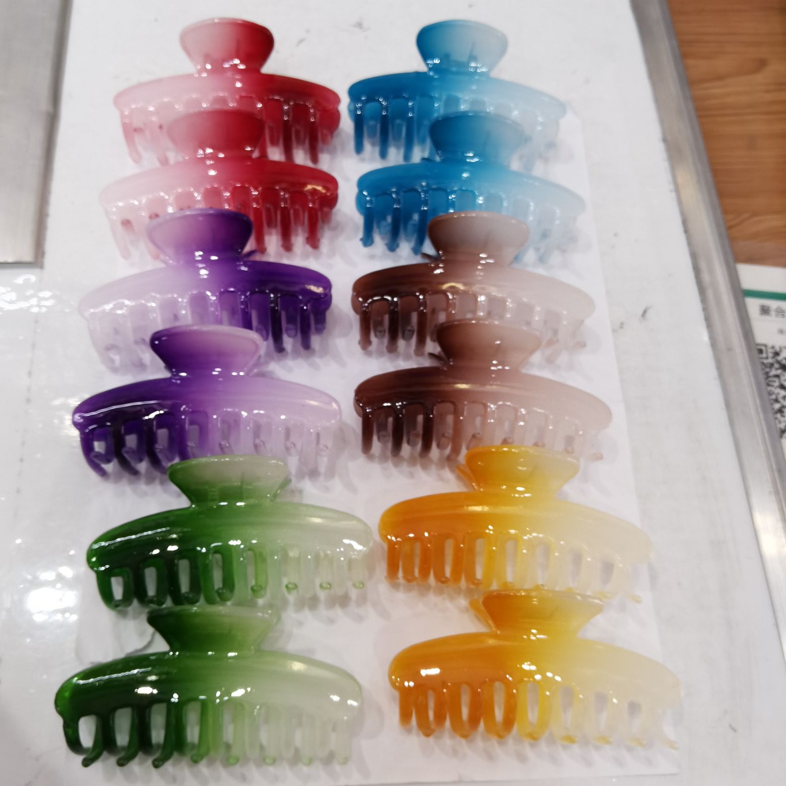 Haishen Accessories, a popular and trendy Korean-style fashion classic, is a popular ladies' candy with a gradient two-color dark jelly grab, made of plastic