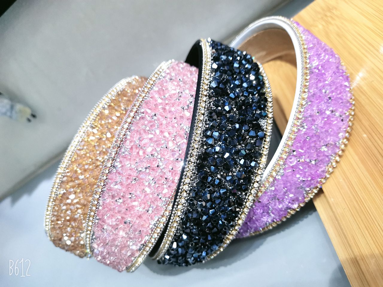 The new wide-brimmed hairband of the female Internet celebrity covers white hair. It exudes a high-end black style with rhinestones and beads, presenting a light luxury and fashionable look