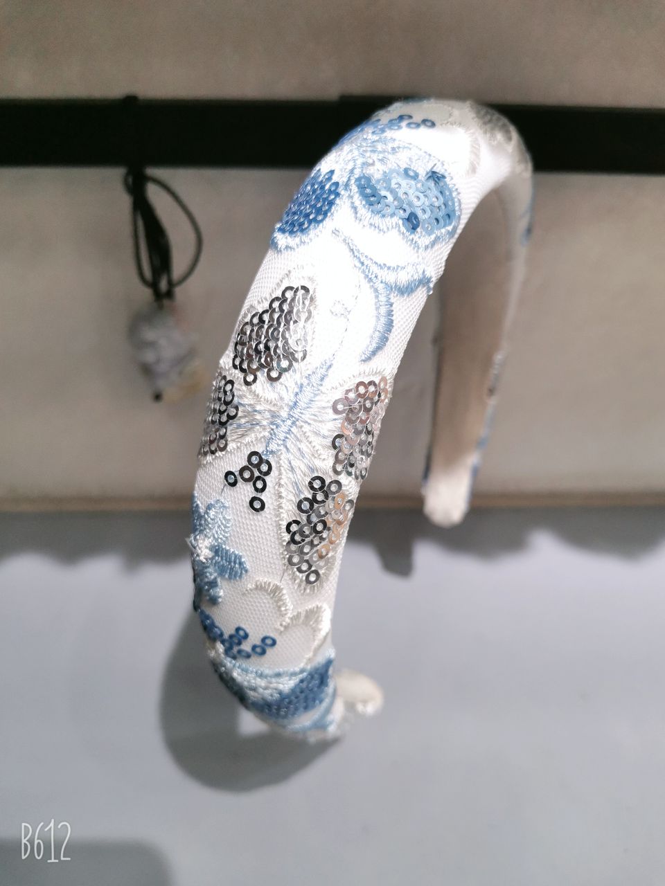 The raised top of the head, thickened sponge hairband, sequined flower butterfly headband, European and American hair accessories, Hong Kong style, trendy and fashionable Application Scenario