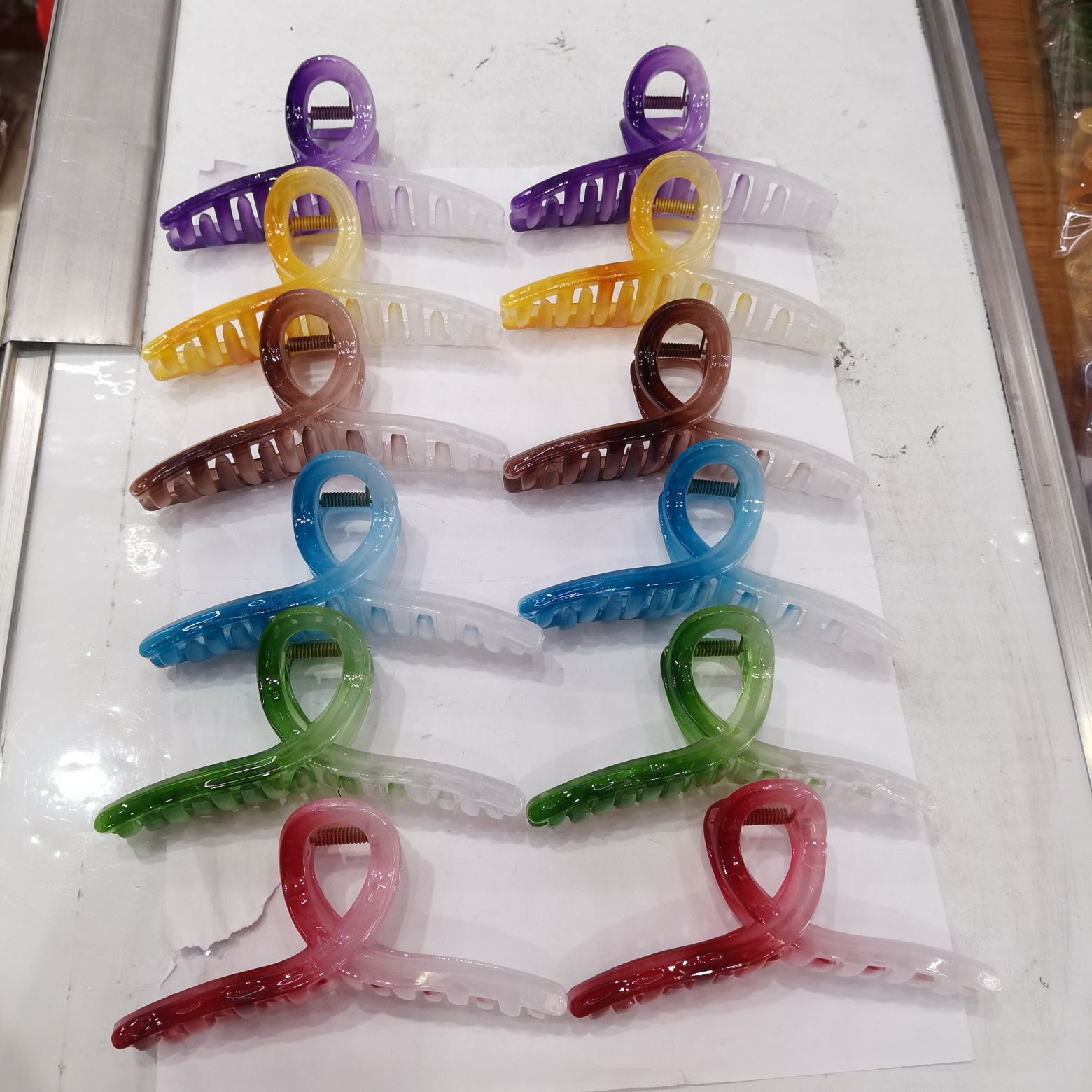 Haishen Accessories, a popular and trendy Korean-style fashion classic, is a popular ladies' candy with a gradient two-color dark jelly grab, made of plastic Application Scenario