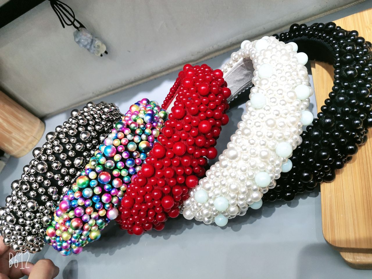 The handcrafted beaded headband in the style of a socialite is sweet and cute. The wide-brimmed thickened headband is a trendy hair accessory detail image 7