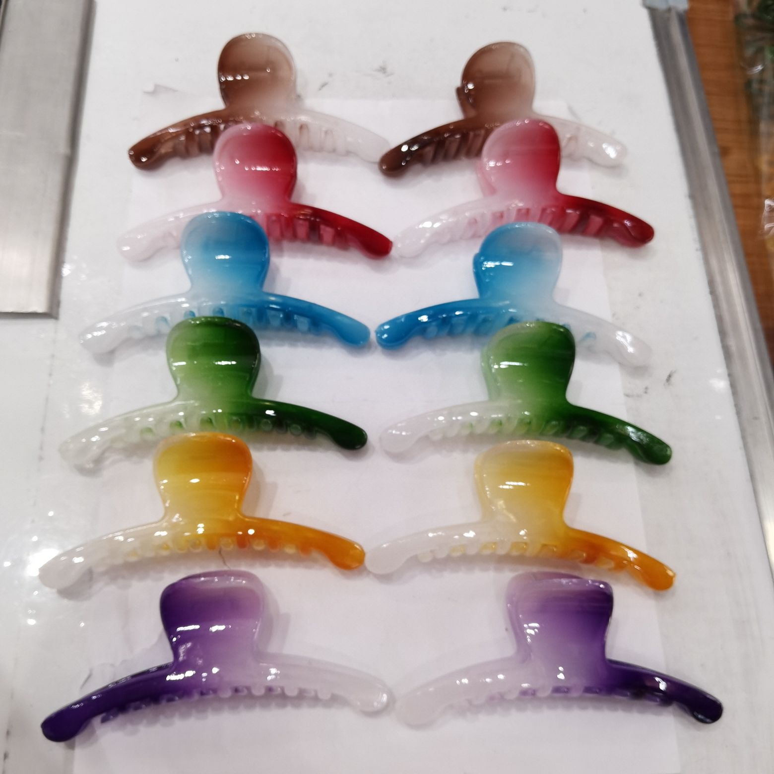 Haishen Accessories, a popular and trendy Korean-style fashion classic, is a popular ladies' candy with a gradient two-color dark jelly grab, made of plastic Item Picture