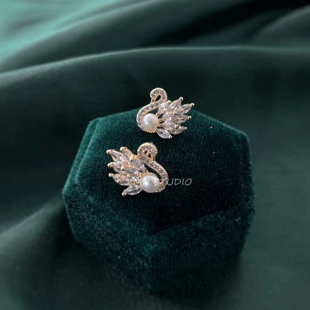 Simple and elegant, exquisitely inlaid with natural freshwater pearls, 14k gold-plated little swan stud earrings, and pure silver needles details Picture