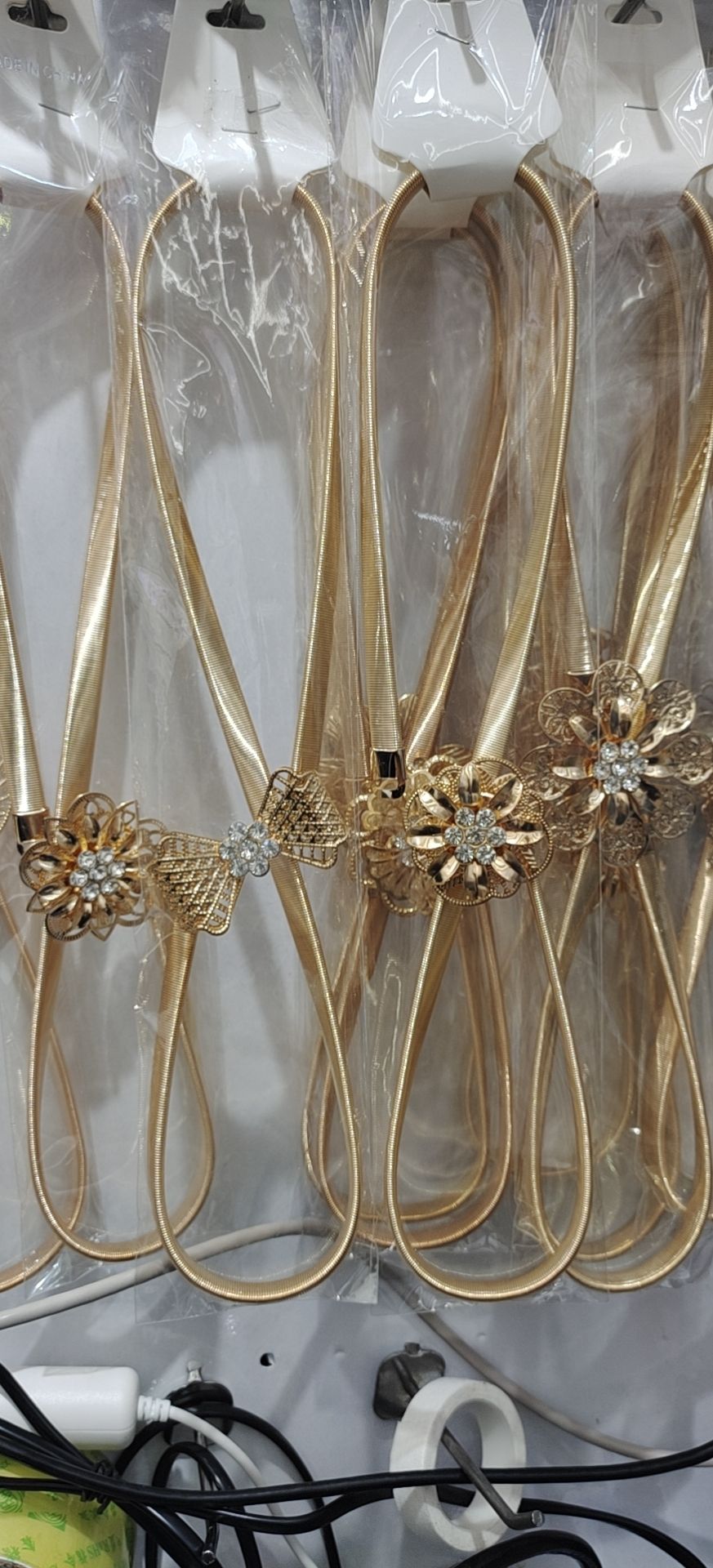 y41, a popular golden metal rhinestone pearl leaf buckle spring elastic band paired with a thin waist chain belt for pants, is trendy for women. 2 details Picture