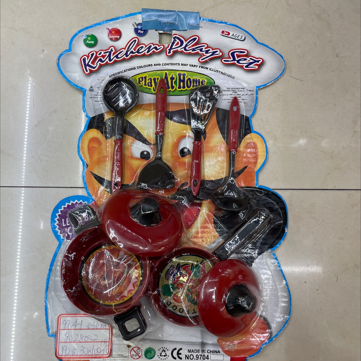 八件套装的锅具餐具套装吸版包装，红色，黑色搭配