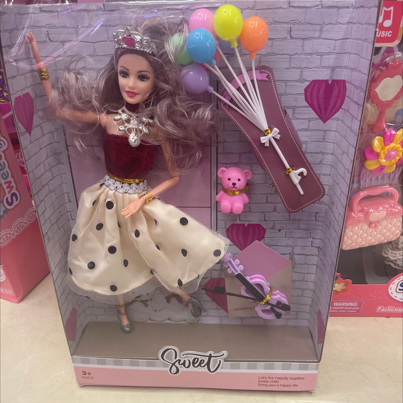 The doll set comes with accessories, balloons and small plastic accessories. High heels, baby hand joints, solid body.