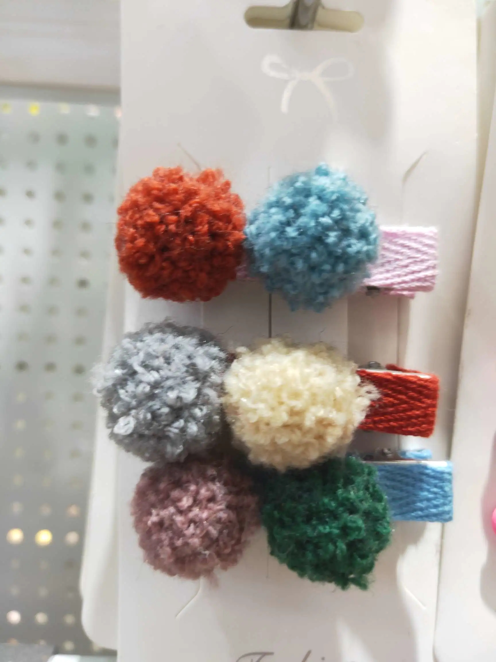 MAO MAO Hair Clip, a cute feather hair clip set from Dong, South Korea, is a popular style. It features a bear fringe and a seaside hair clip Item Picture