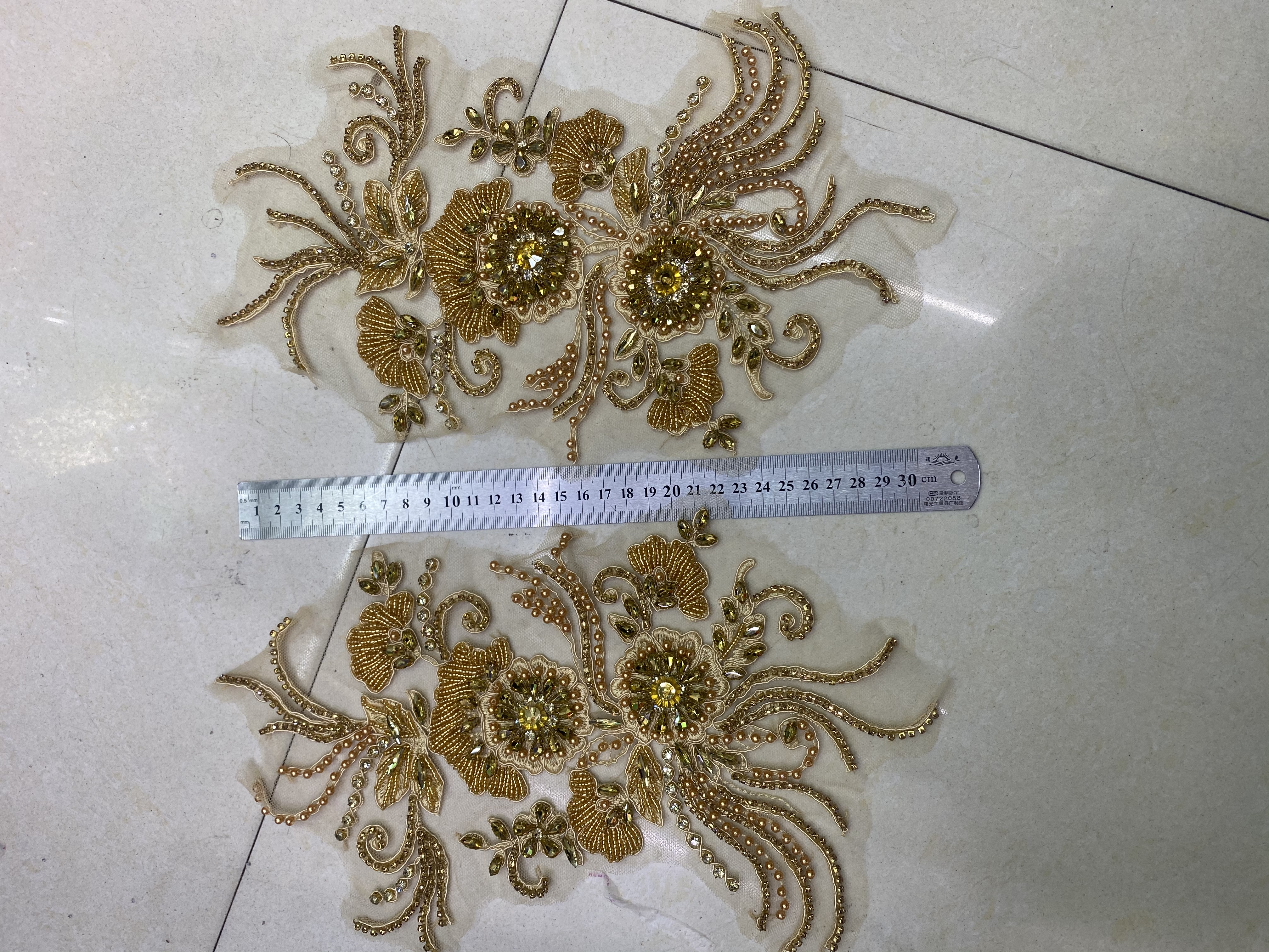 手工重缝制/婚纱配饰/玻璃串珠胸片细节图