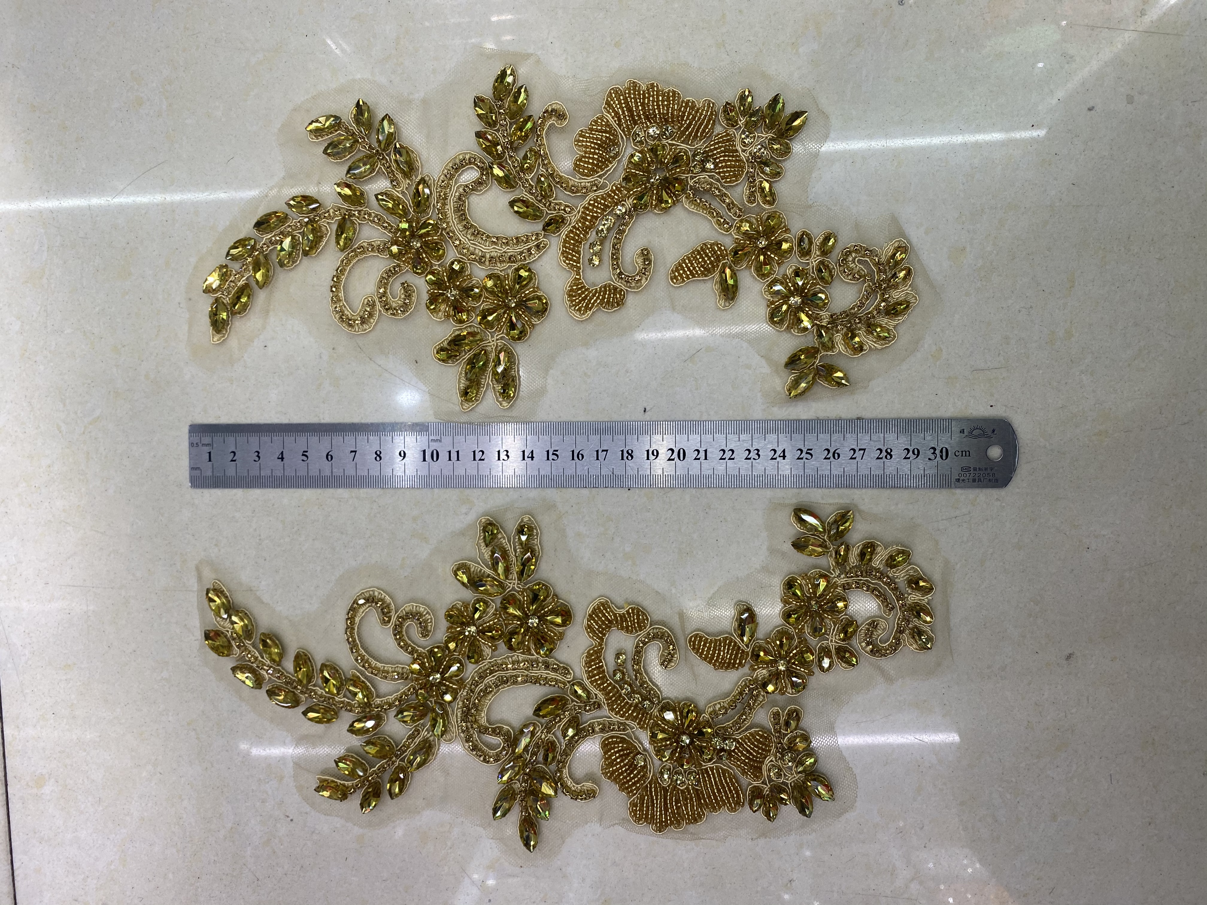 手工重缝制/婚纱配饰/玻璃串珠胸片白底实物图