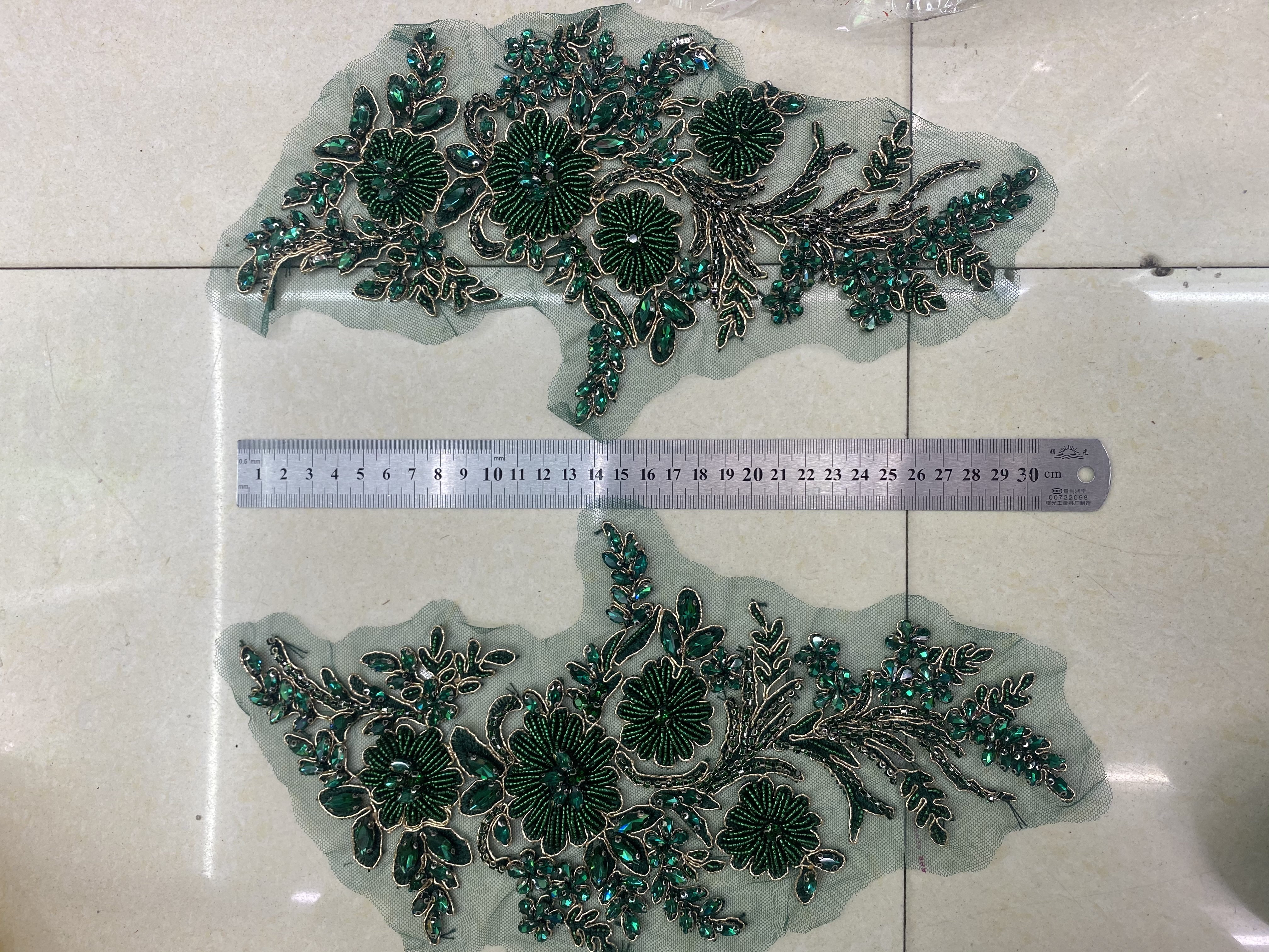 手工重缝制/婚纱配饰/玻璃串珠胸片产品图