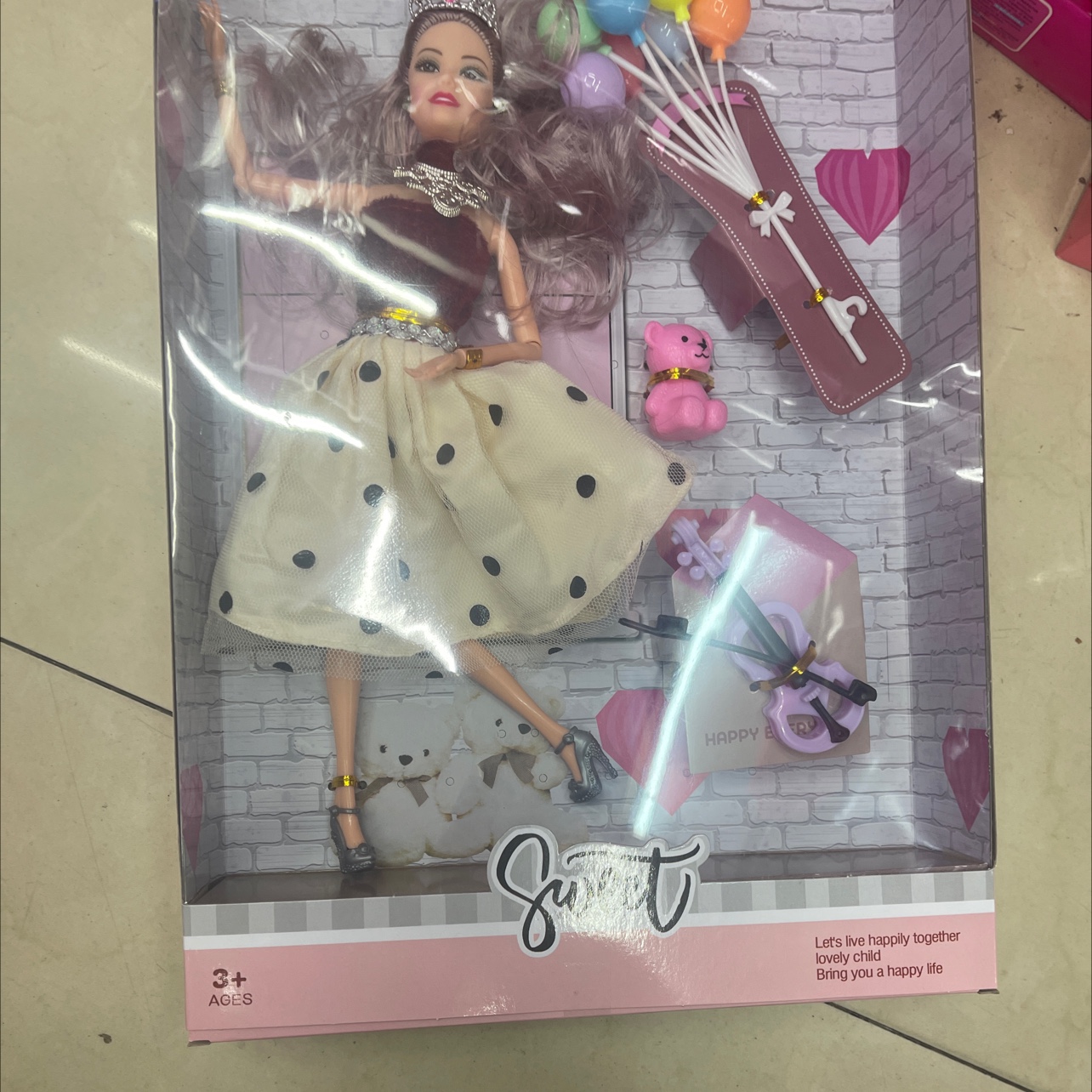 The doll set comes with accessories, balloons and small plastic accessories. High heels, baby hand joints, solid body. Application Scenario