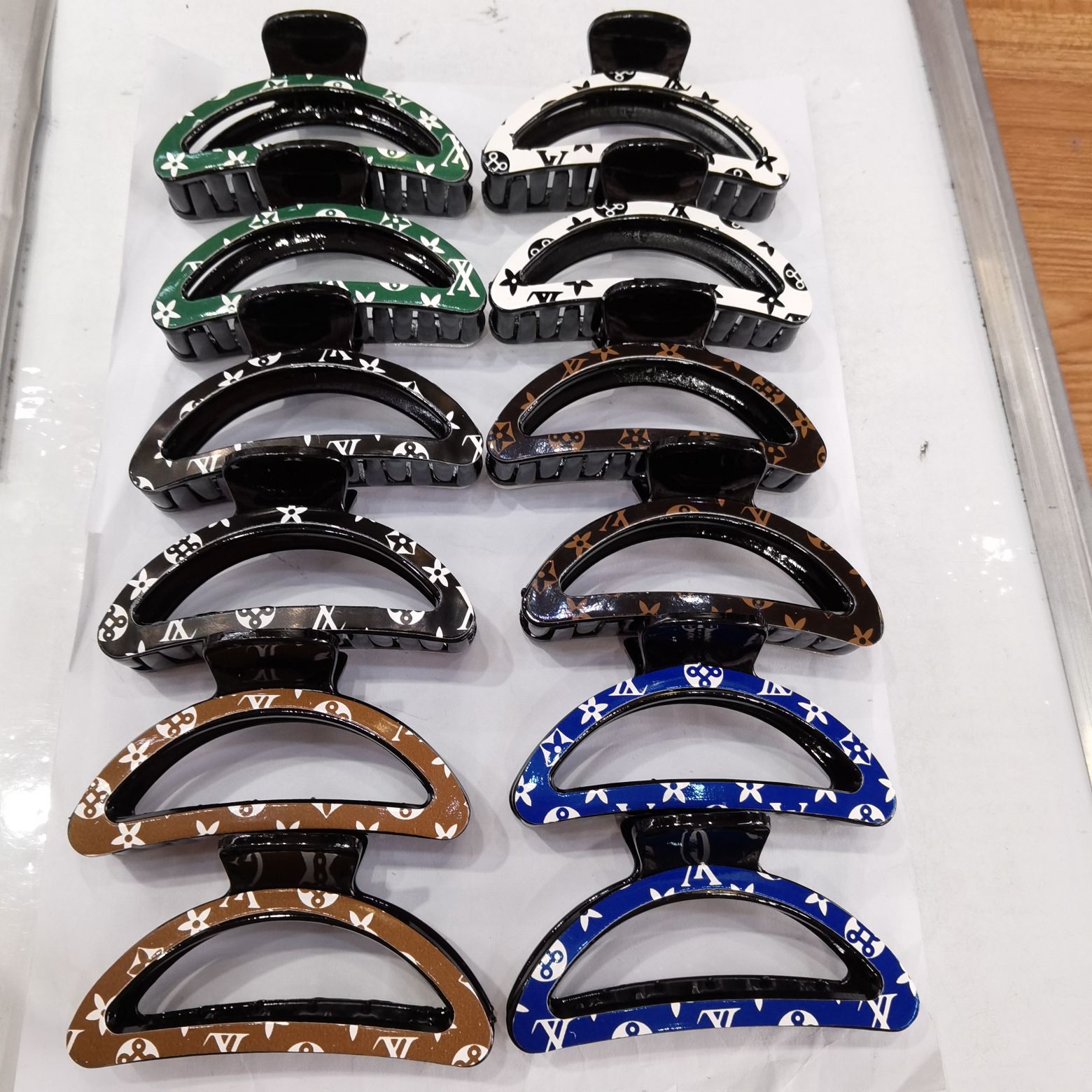 Haishen jewelry is a popular and trendy Korean-style fashion classic with a black base sticker, covered with star-patterned fabric hair clips, shark clips and plastic scratch-off clips