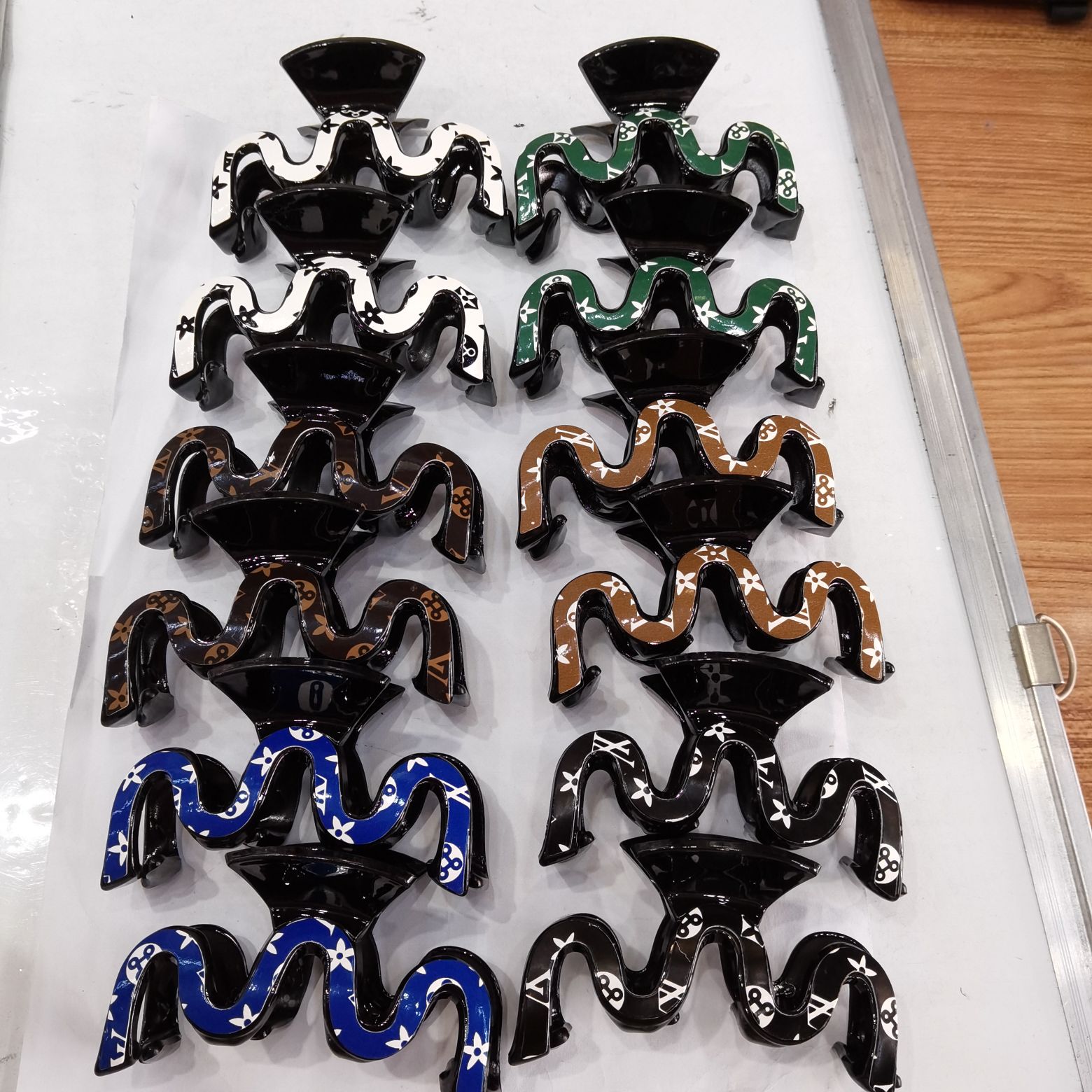 Haishen jewelry is a popular and trendy Korean-style fashion classic with a black base sticker, covered with star-patterned fabric hair clips, shark clips and plastic scratch-off clips Specification image