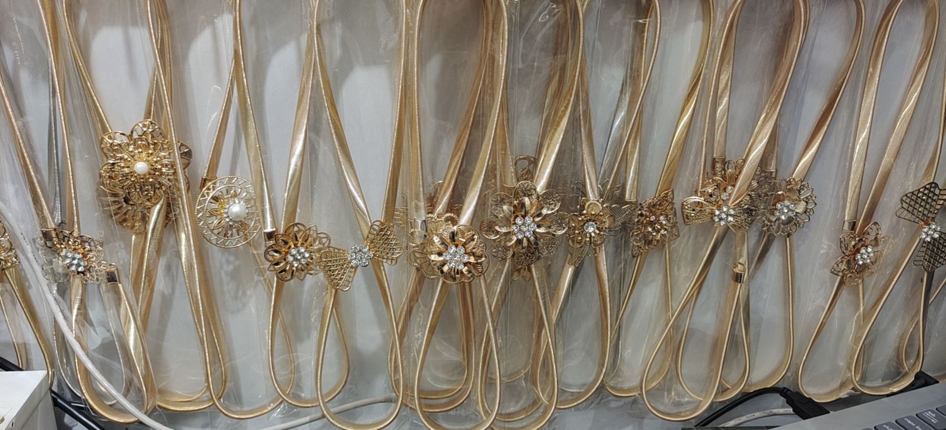 y41, a popular golden metal rhinestone pearl leaf buckle spring elastic band paired with a thin waist chain belt for pants, is trendy for women. 2 Specification image
