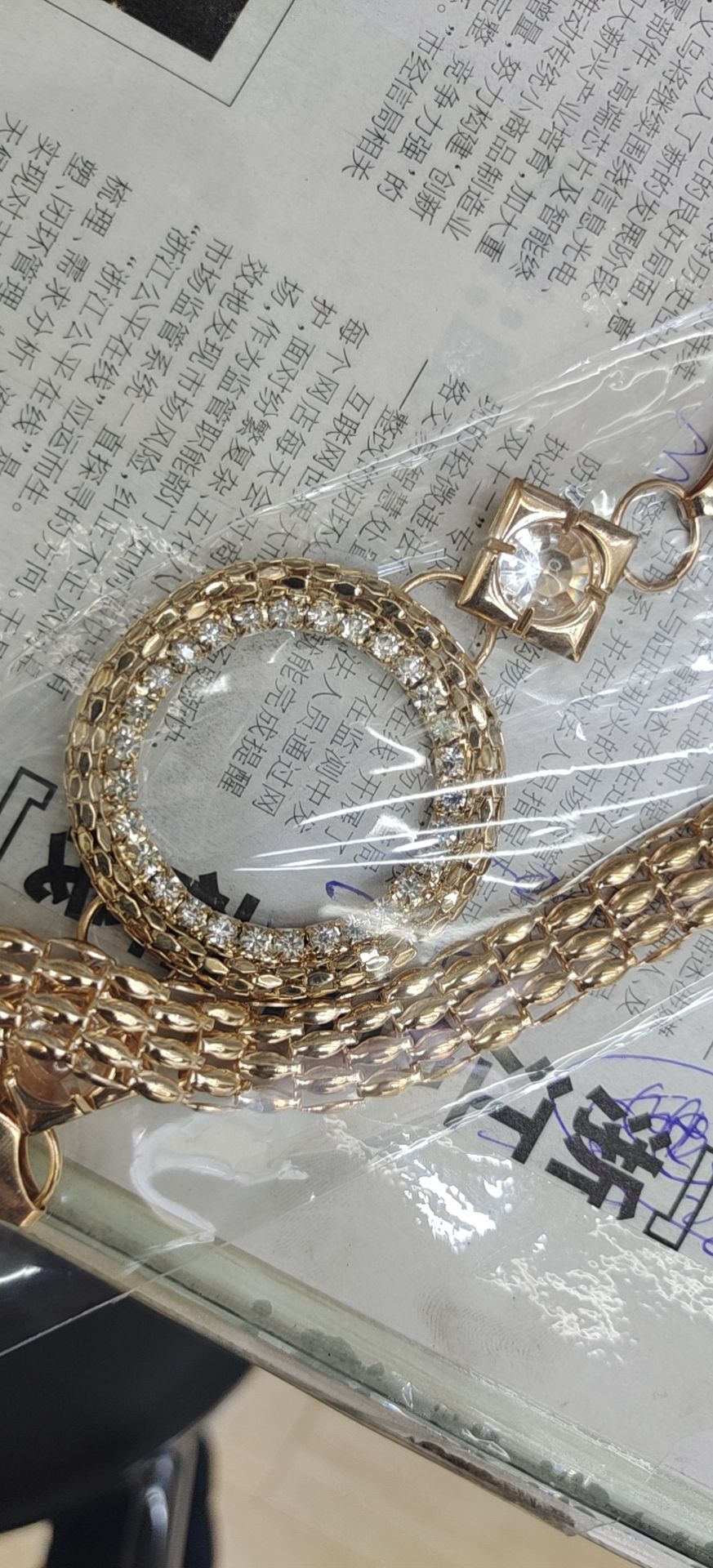 y41, a popular golden metal rhinestone pearl leaf buckle spring elastic band paired with a thin waist chain belt for pants, is trendy for women. 2 Application Scenario