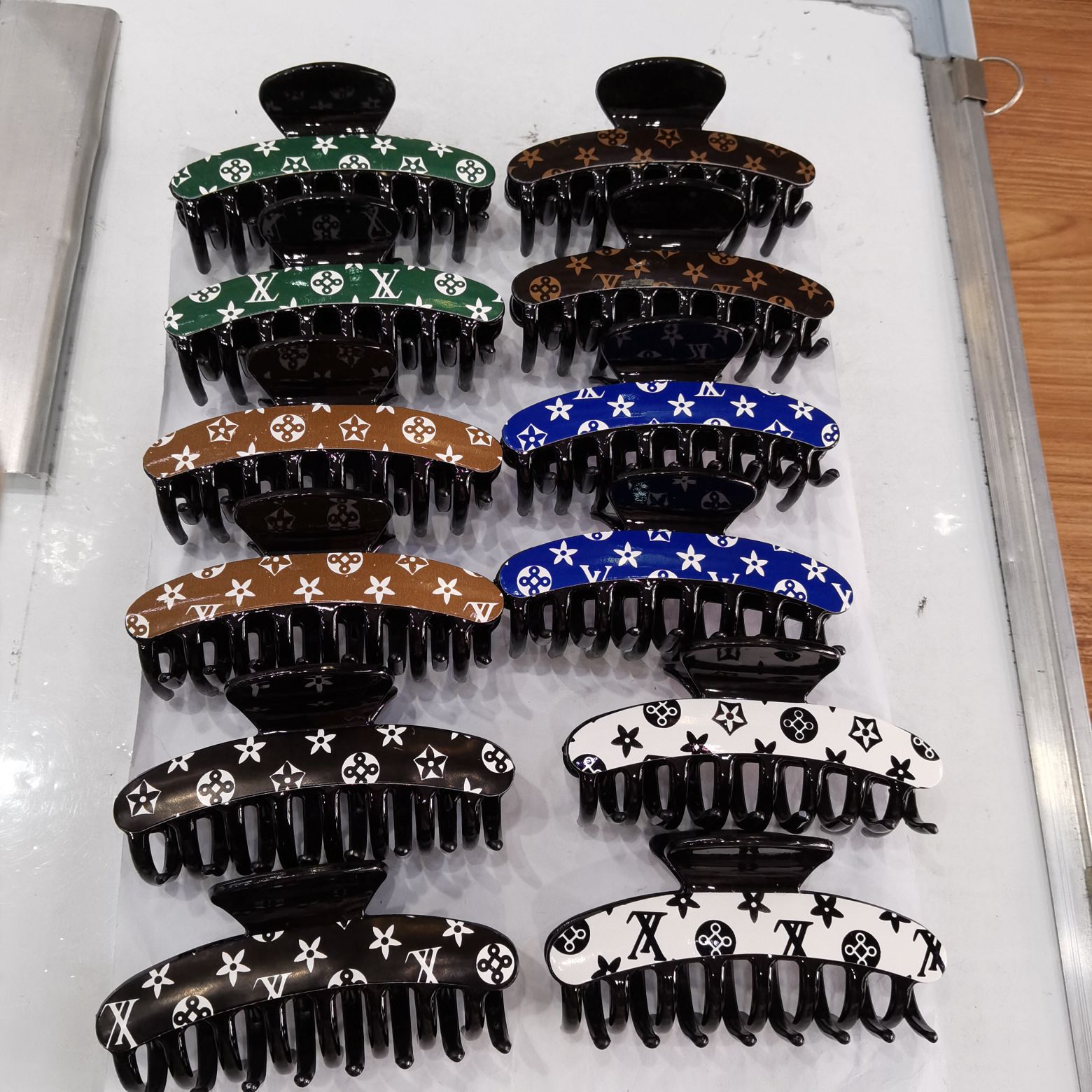 Haishen jewelry is a popular and trendy Korean-style fashion classic with a black base sticker, covered with star-patterned fabric hair clips, shark clips and plastic scratch-off clips Item Picture