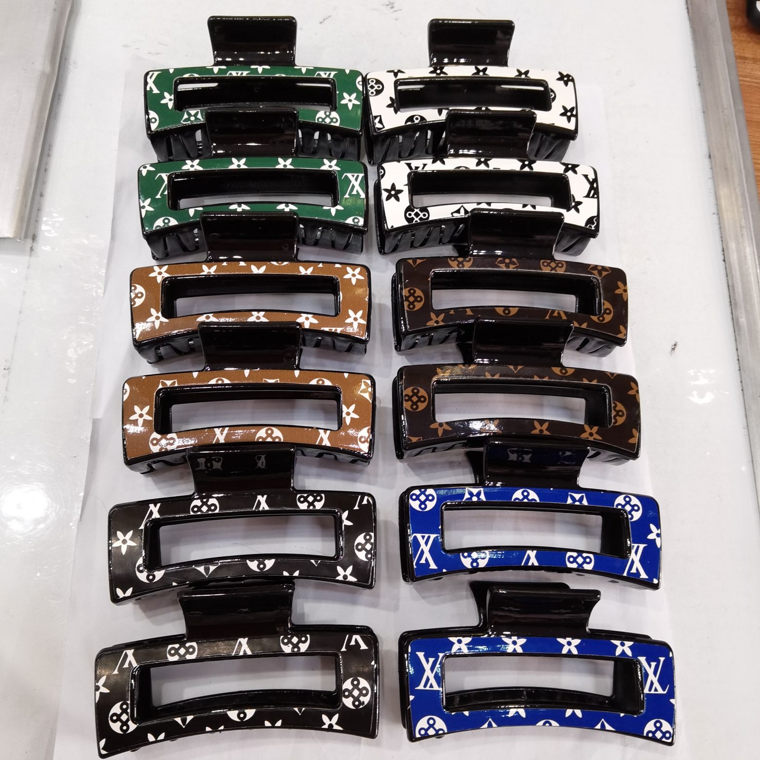 Haishen jewelry is a popular and trendy Korean-style fashion classic with a black base sticker, covered with star-patterned fabric hair clips, shark clips and plastic scratch-off clips details Picture