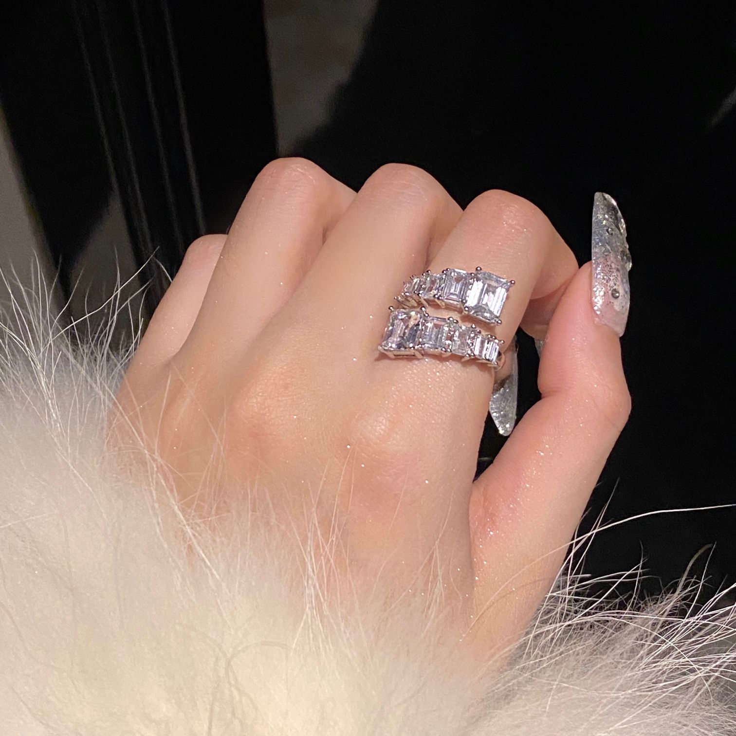 欣艾恋–0015方锆石交错戒指时尚潮流个性金银双色高级感女戒详情图4