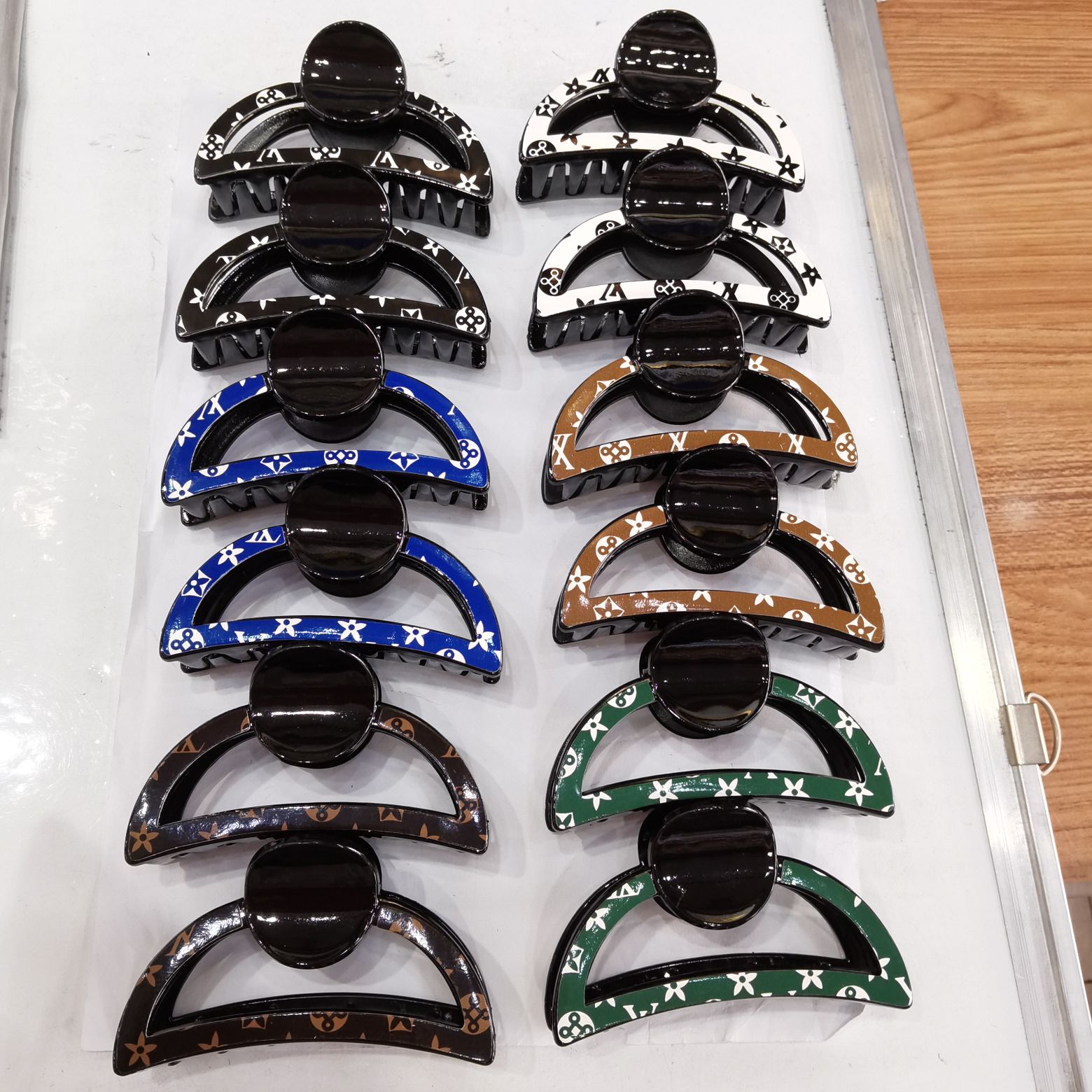Haishen jewelry is a popular and trendy Korean-style fashion classic with a black base sticker, covered with star-patterned fabric hair clips, shark clips and plastic scratch-off clips Application Scenario