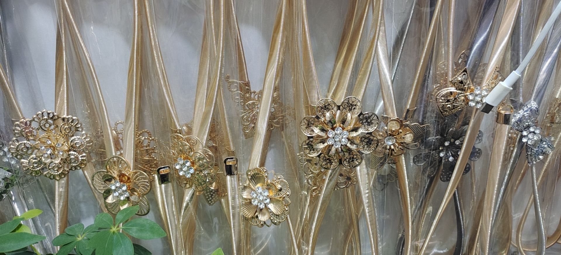 y52, a trendy golden metal rhinestone pearl leaf buckle spring elastic band paired with a thin waist chain belt for pants Application Scenario