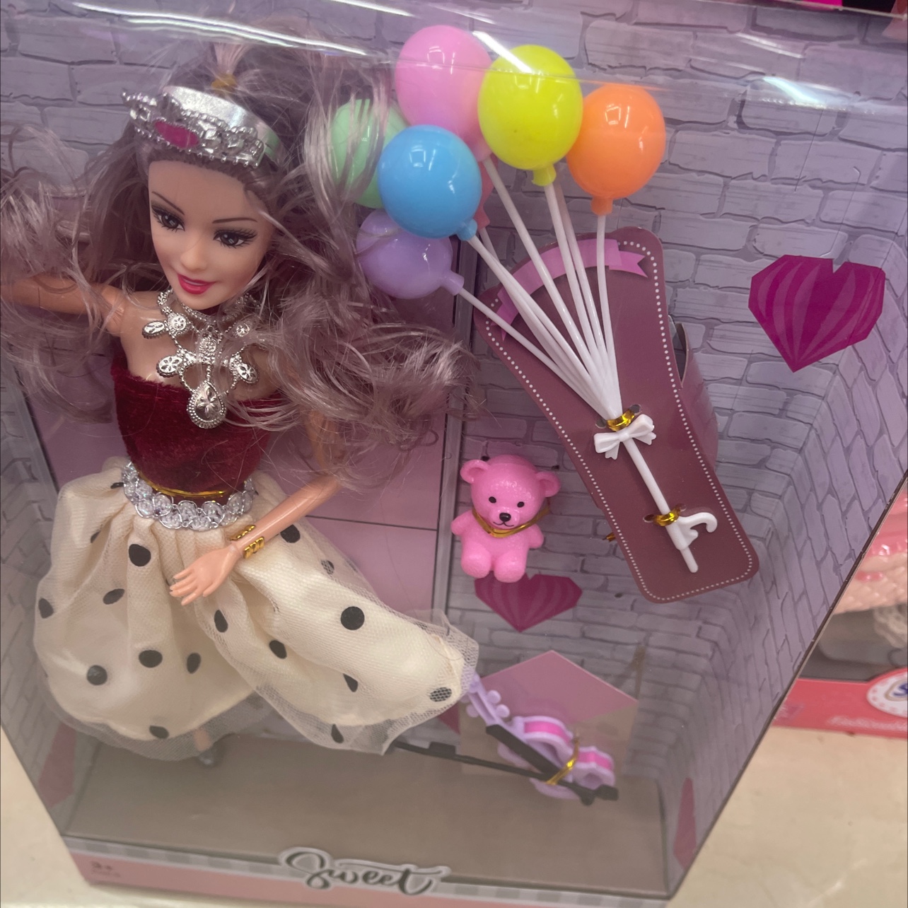 The doll set comes with accessories, balloons and small plastic accessories. High heels, baby hand joints, solid body. details Picture