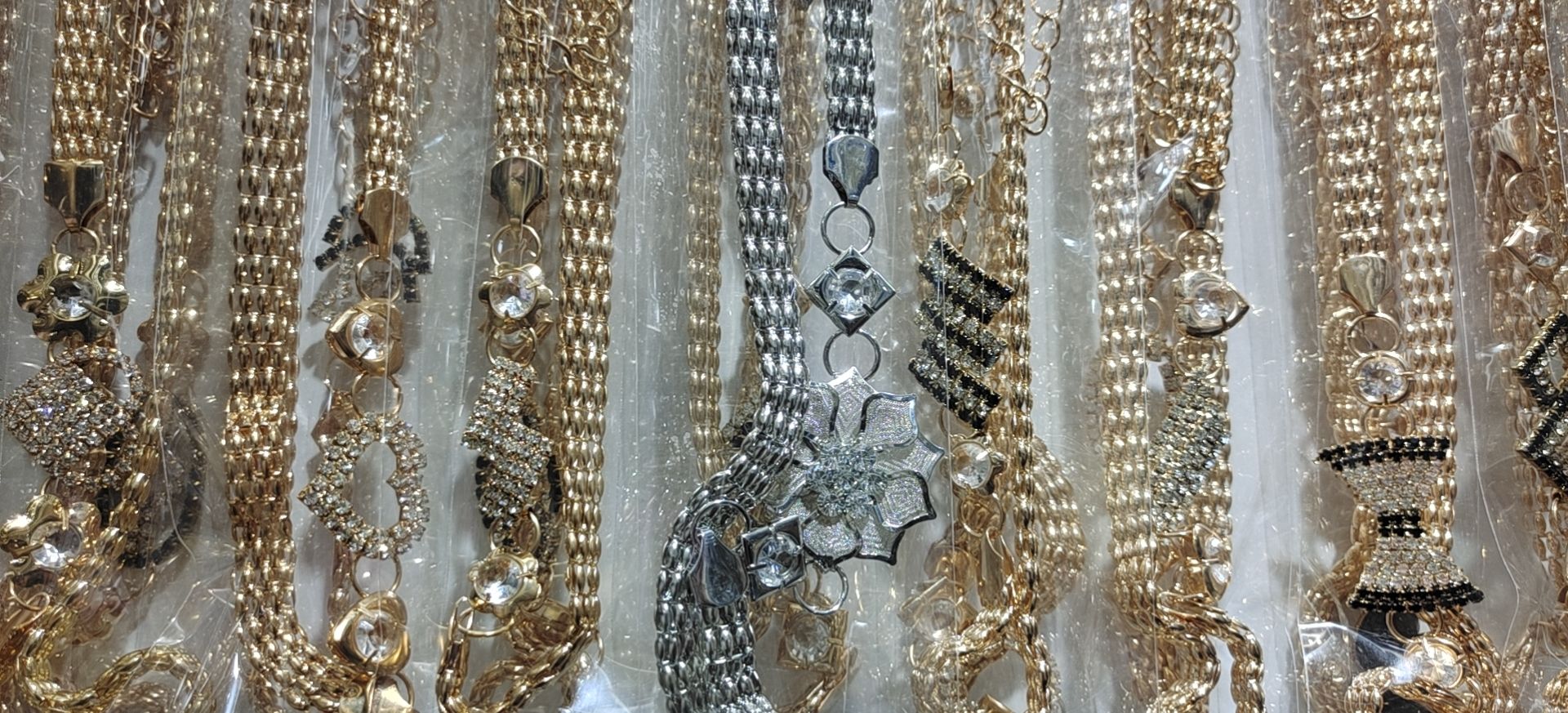 The y55 trendy golden metal rhinestone pearl leaf buckle spring elastic band, paired with a thin waist chain belt for pants, is very trendy for women Application Scenario