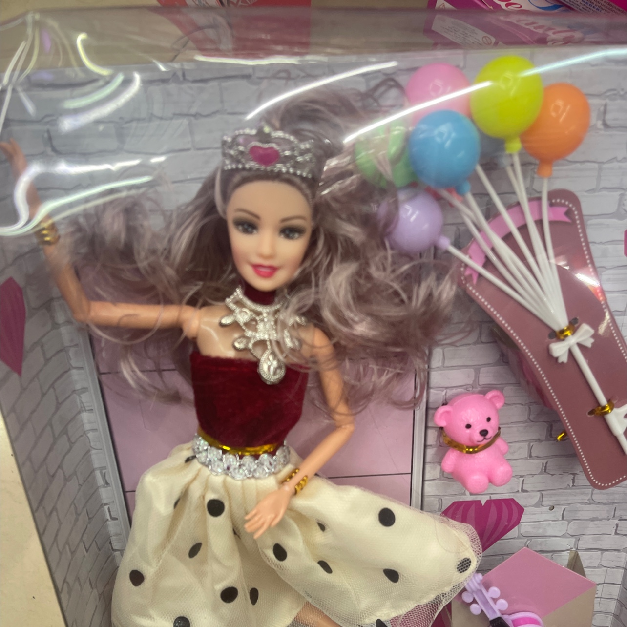 The doll set comes with accessories, balloons and small plastic accessories. High heels, baby hand joints, solid body. Specification image