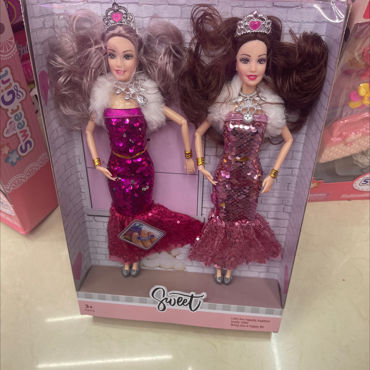 New doll set with accessories. The dolls are solid and the hair is randomly selected. Fashion dress, hand joints. The new style sells well.