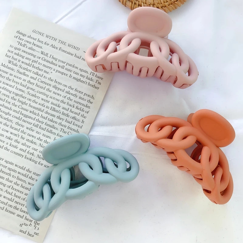 Practical, sweet, matte, and colorful twisted hair clips for makeup, bathing, hair, and hair clips, versatile large clips, Korean hair accessories for women Application Scenario